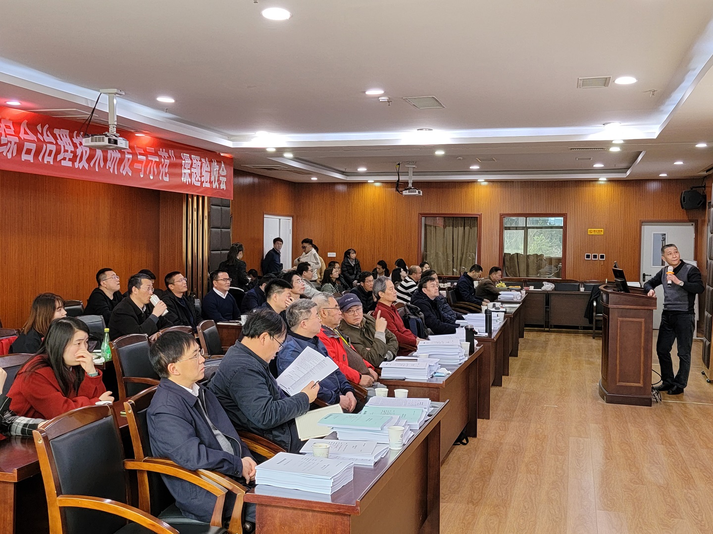 4.蒋勇军教授总结发言.jpg