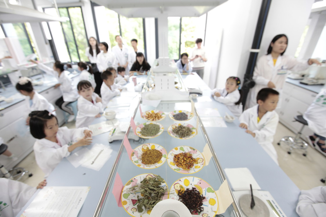 9.学院特色科技活动-黄连实验室.jpg