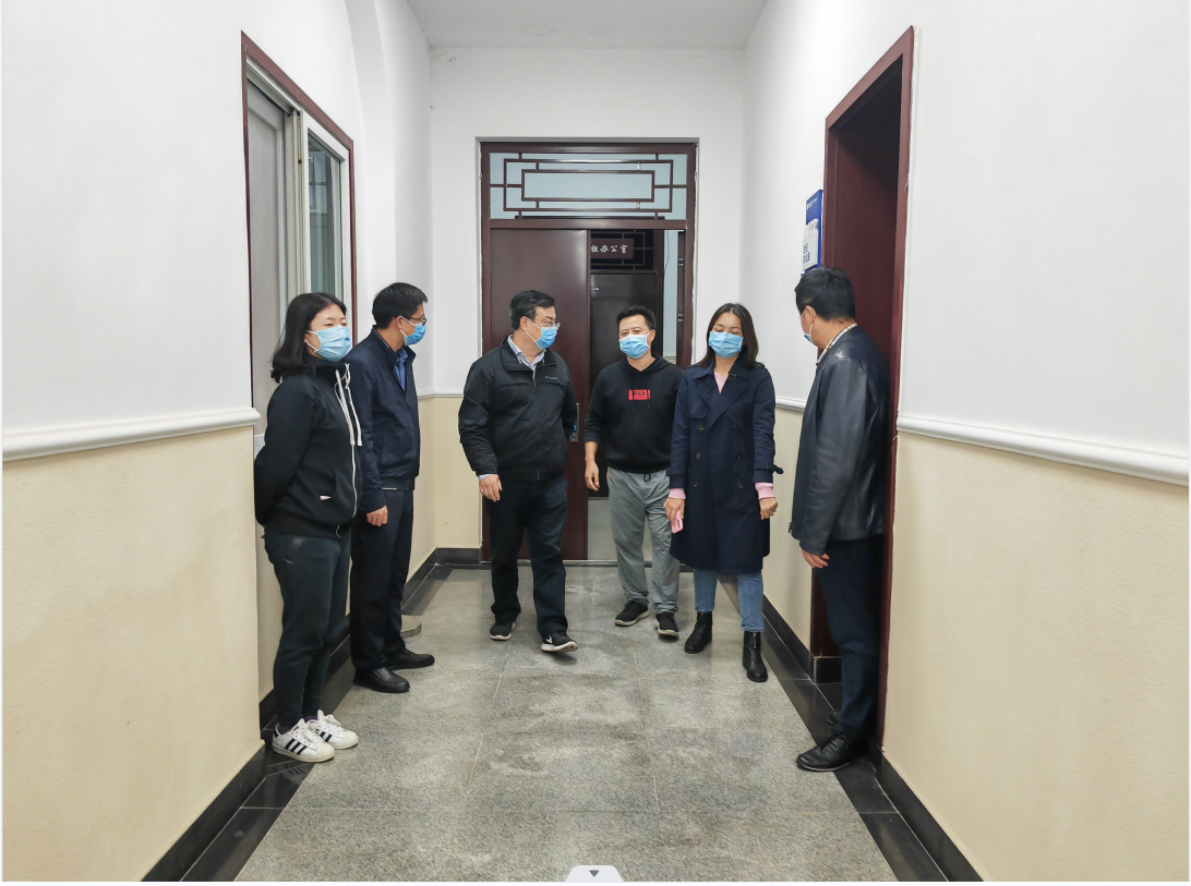 王进军副校长看望科技处志愿者.png